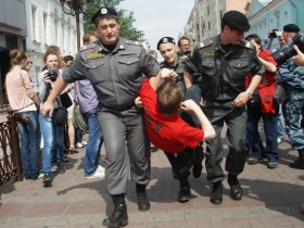 Задержание участника акции в честь дня рождения Ходорковского на Арбате. Фото: Каспаров.Ru