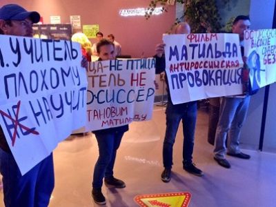 Акция на показе "Матильды" в Новосибирске. Фото: Хельга Пирогова