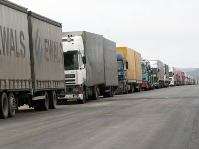 Очередь грузовиков на погранпереходе Терехово (архив). Фото: Lita Krone / LETA