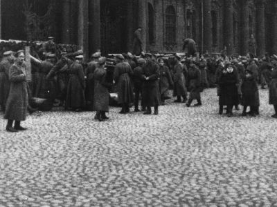 Юнкера строят баррикаду у Зимнего дворца в Петрограде, 24.10.1917. Фото: russiainphoto.ru